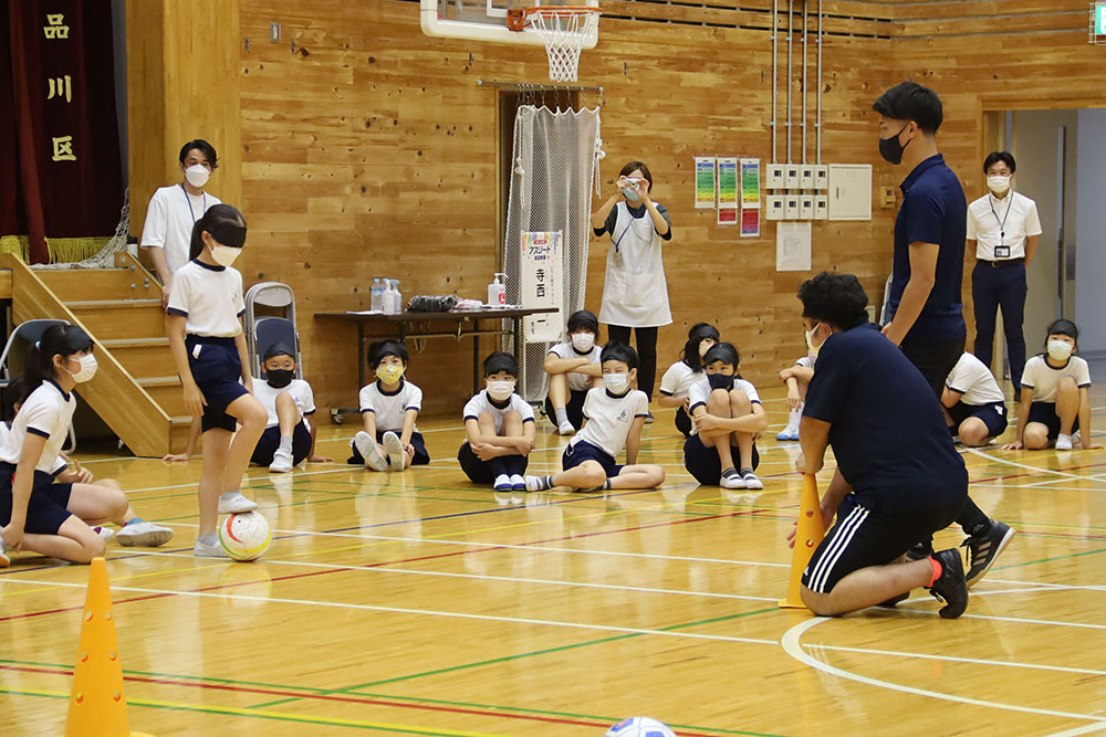 寺西選手とボールを蹴る子ども