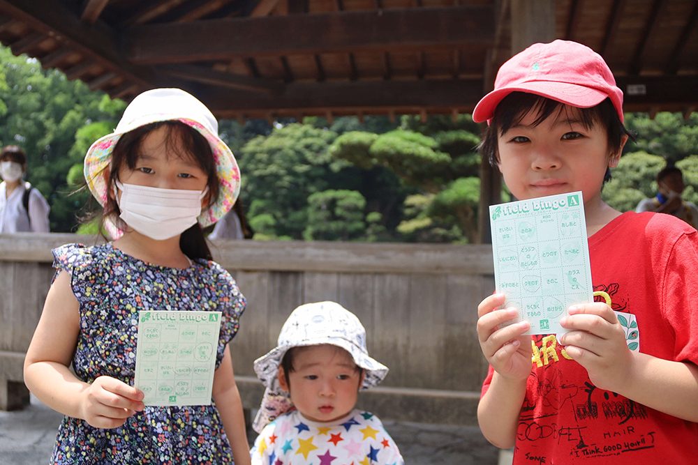 見事ビンゴしたカードを見せてくれる男の子と女の子