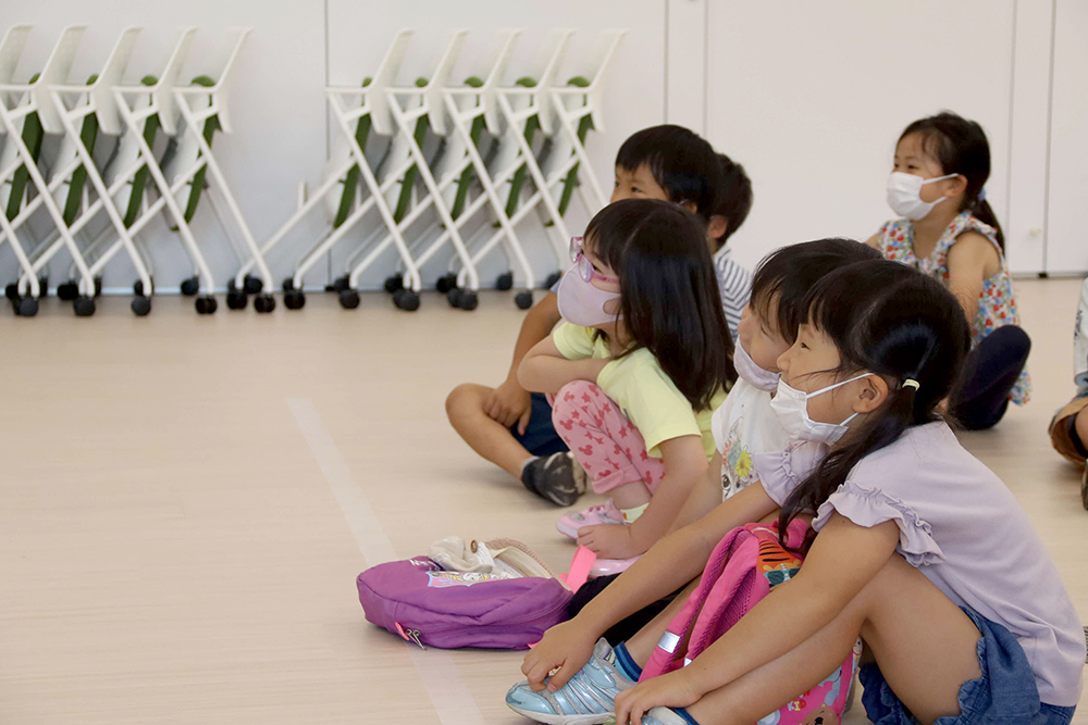 笑顔で劇を楽しむ子どもたち