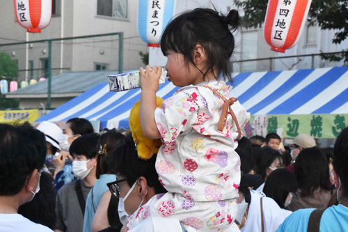 肩車の少女