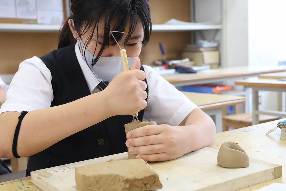 器具を使って粘土の形を整える