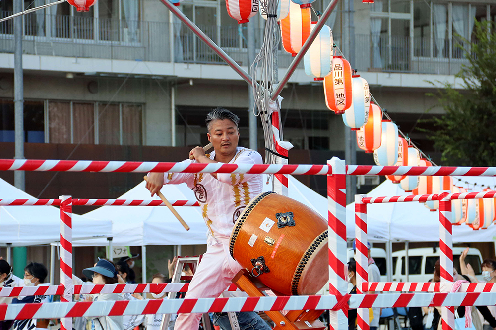 太鼓をたたく様子