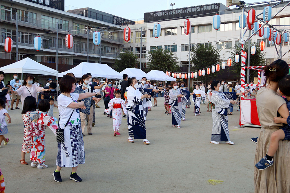 盆踊りを踊る様子