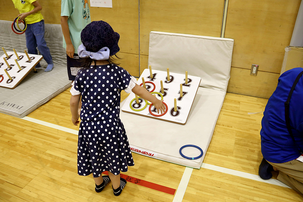 子どもコーナーでわなげを楽しむ様子