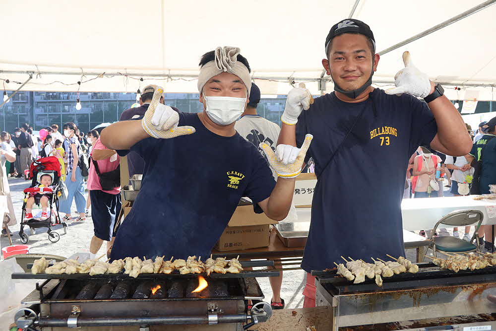 焼き鳥を焼く人