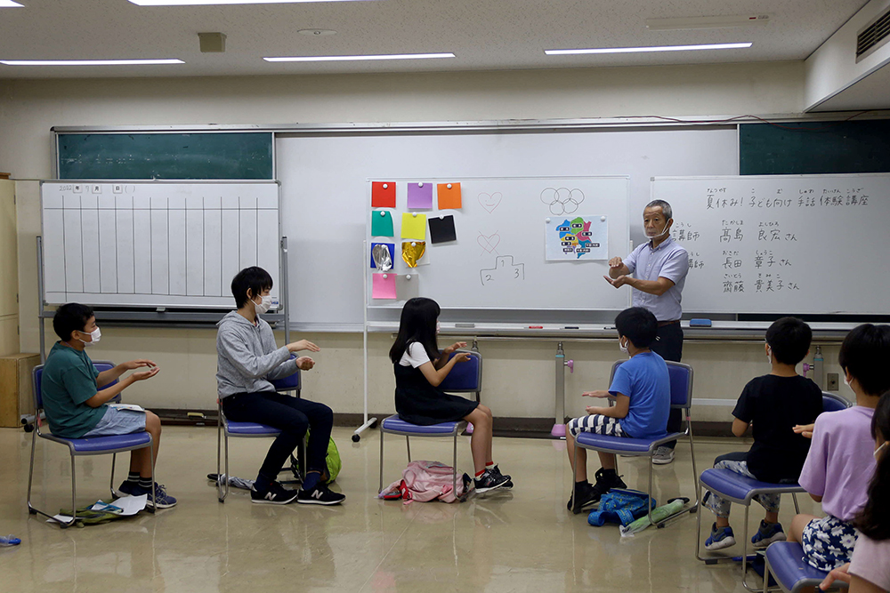 色や都道府県の手話を教わる