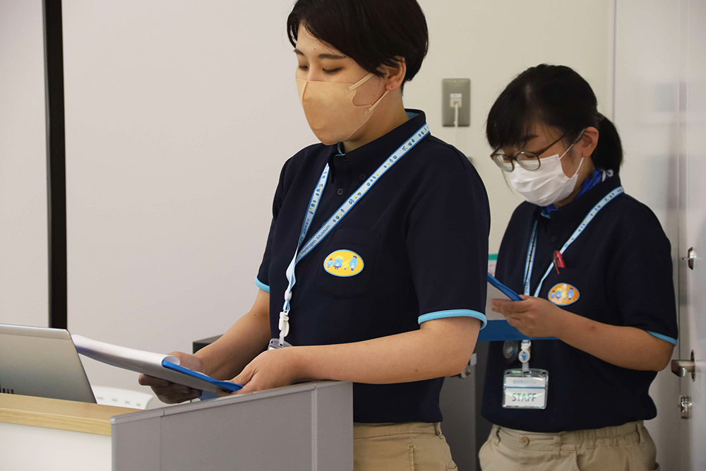 講師