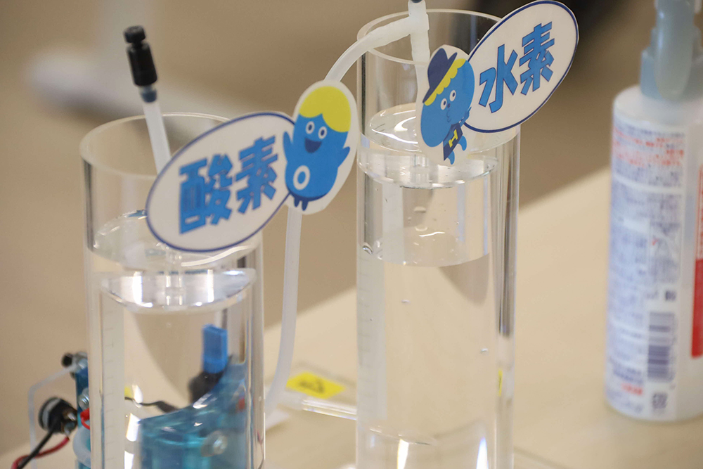 発生した水素をためるシリンダー
