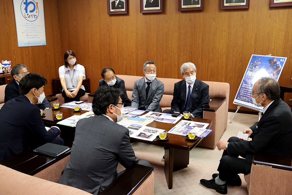 会談の様子　手前右は坂本事務局長