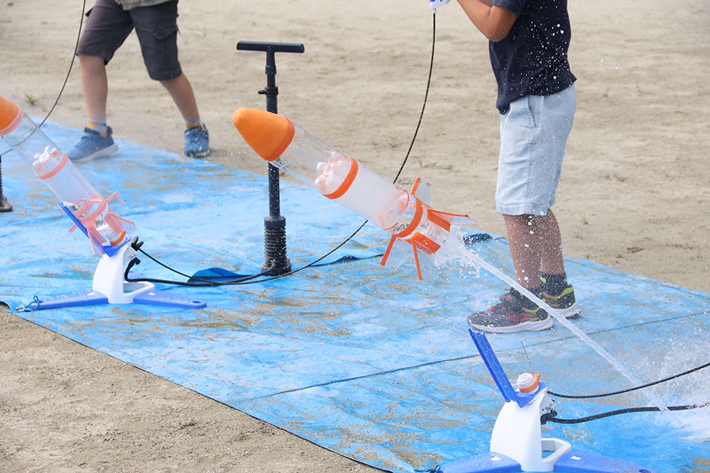 飛ぶ瞬間のロケットのアップ