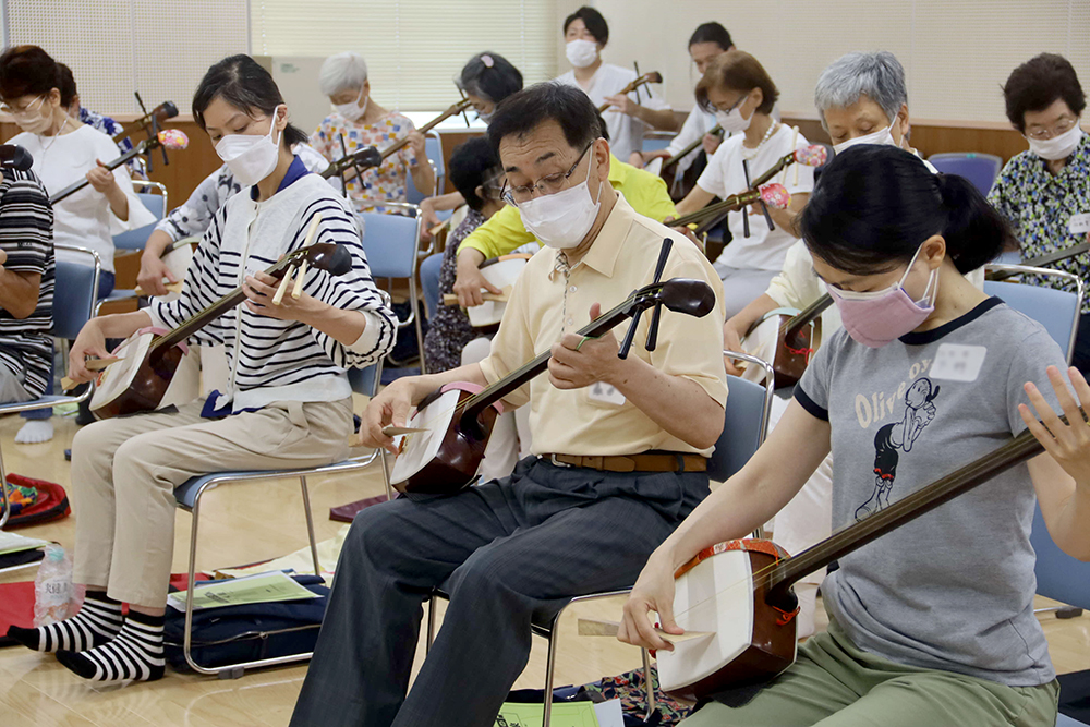 真剣な表情で演奏する参加者