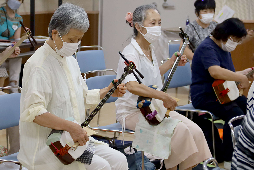 目線を手元に落としながら演奏