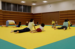 オットセイのポーズをとる参加者