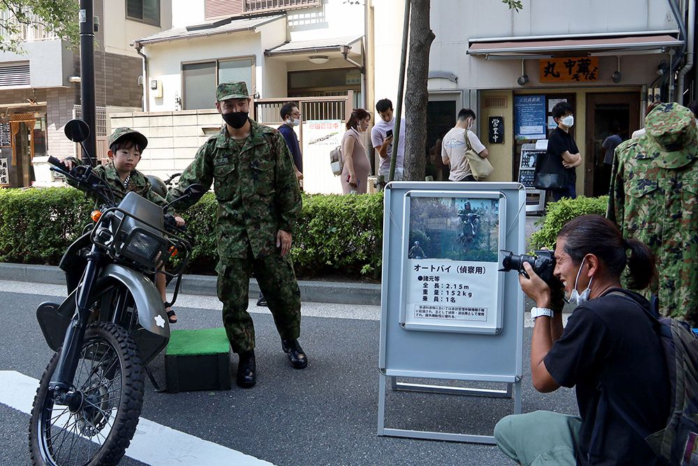 自衛隊のバイクに乗って記念撮影