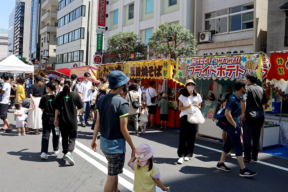 屋台などでにぎわう会場