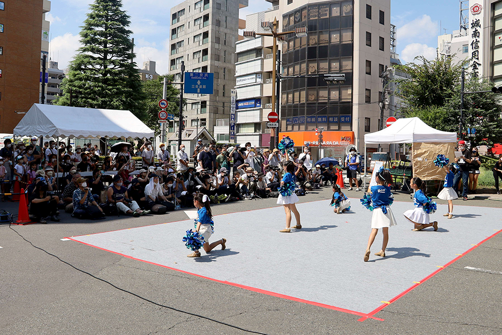 チアステージを楽しむ観客