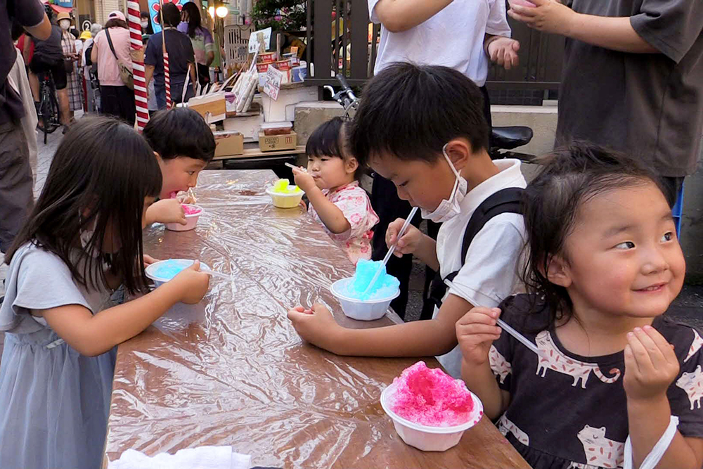 かき氷を食べる子どもたち