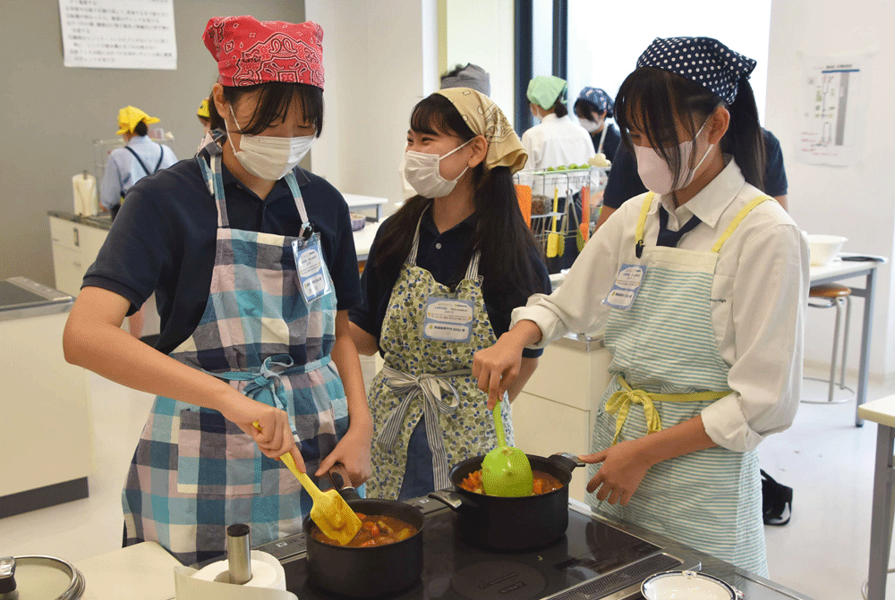 カレーを作る高校生