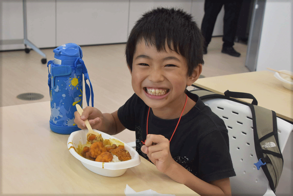 カレーを食べている人