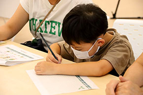 メモを取る子ども