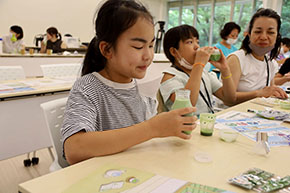 抹茶ミルクを飲む姉妹