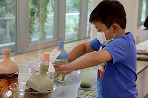 水出し緑茶をクーラーに入れる子ども