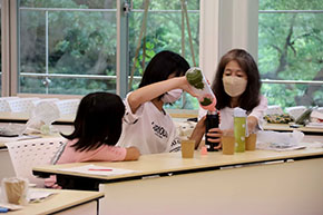 水出し緑茶をマイボトルに入れる子ども