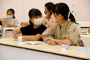 講師の話を聞きうなずきあう親子