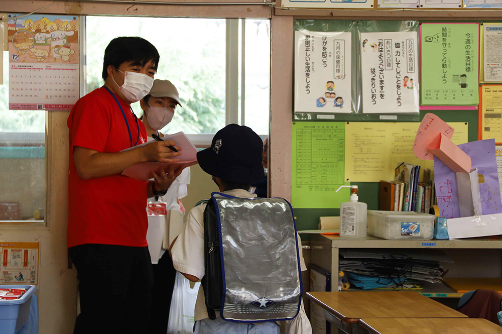 保護者と合流する児童