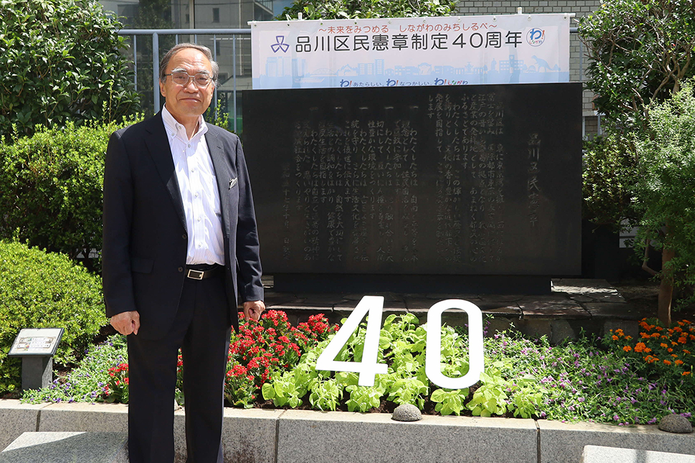 花壇の前で記念撮影する濱野区長