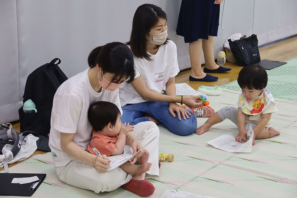 話を聞く親子