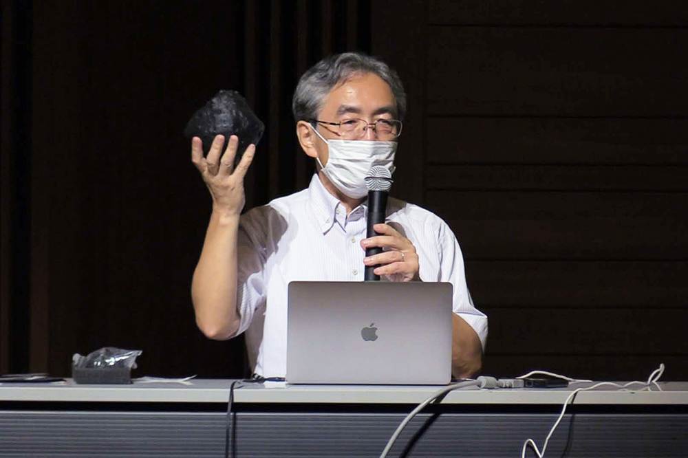 小惑星リュウグウの説明をする吉川さん