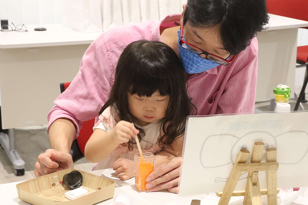 芳香剤を作る親子