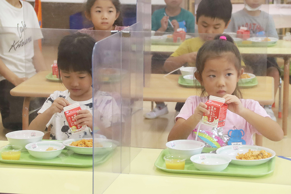 給食を楽しむ子どもたち