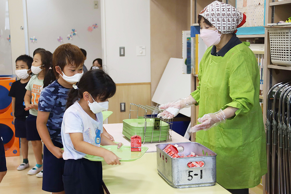 牛乳を受け取る子どもたち