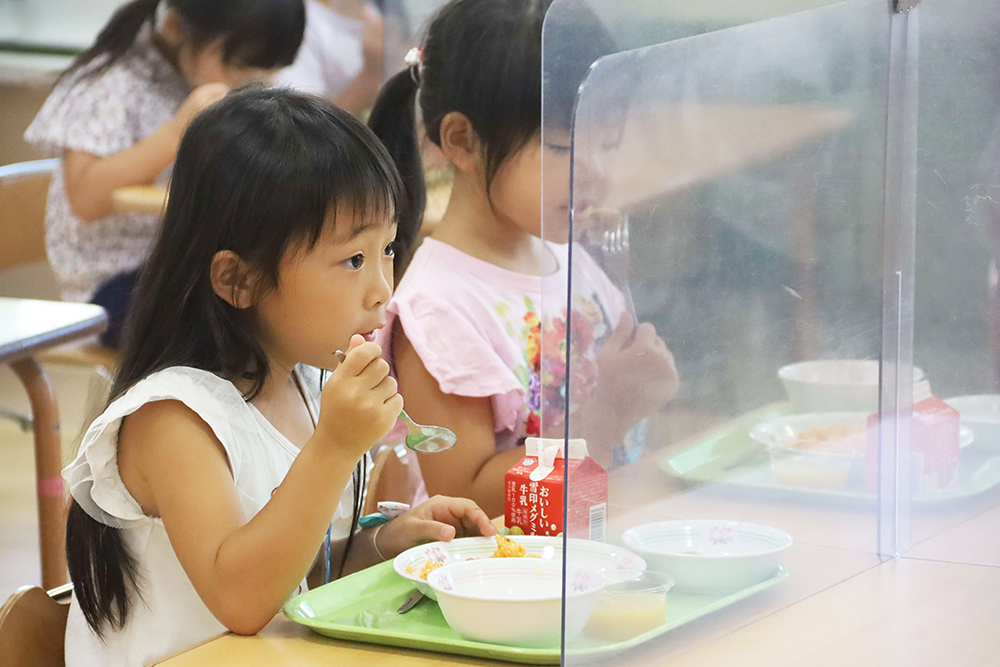 給食を食べる子どもたち