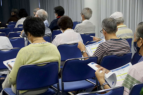 資料を見る参加者