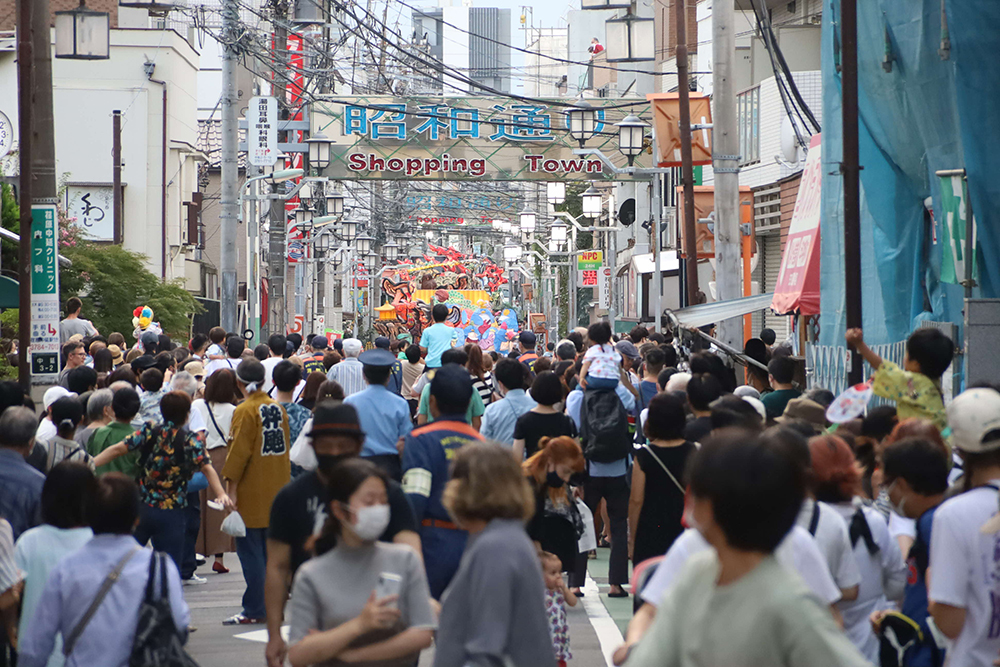 昭和通り商店会を進むねぷたとねぶた