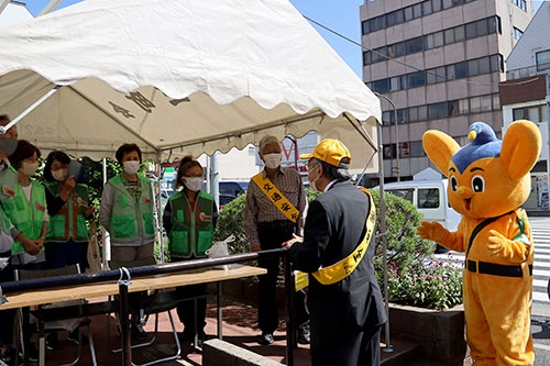 町会の皆さんの話を聞く区長