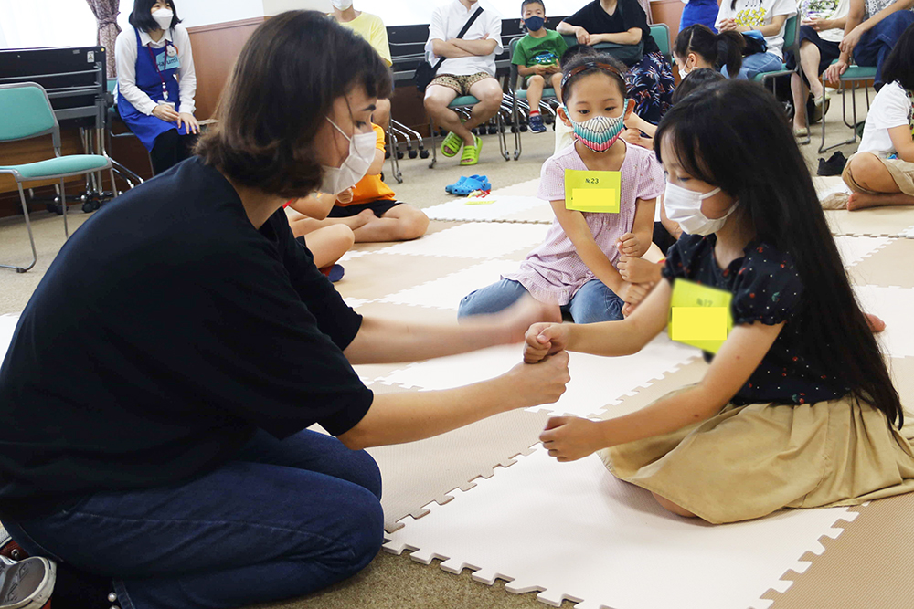 子どもたちと交流する様子