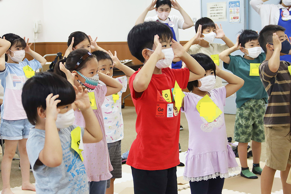 子どもたちが英語の歌に合わせてポーズする様子