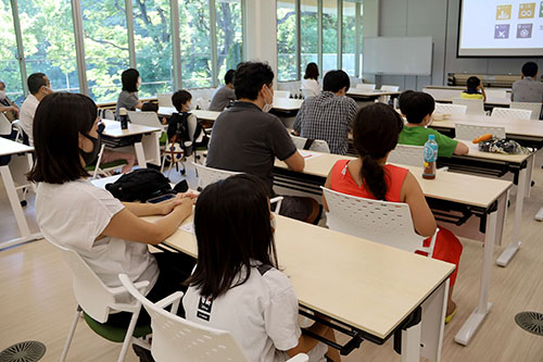 話を聞く子どもたち