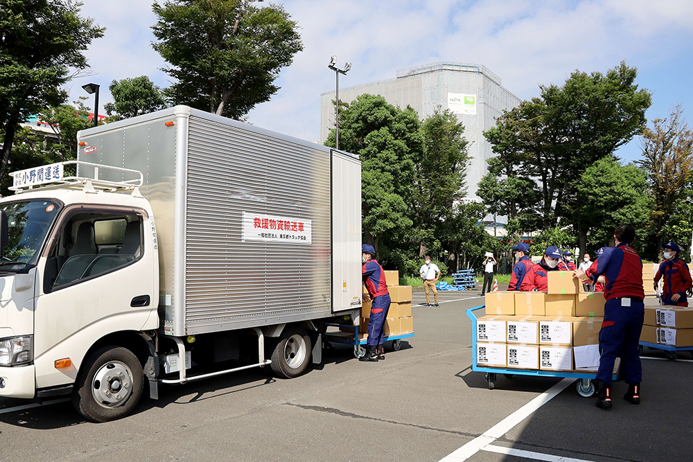 トラックから物資を下す