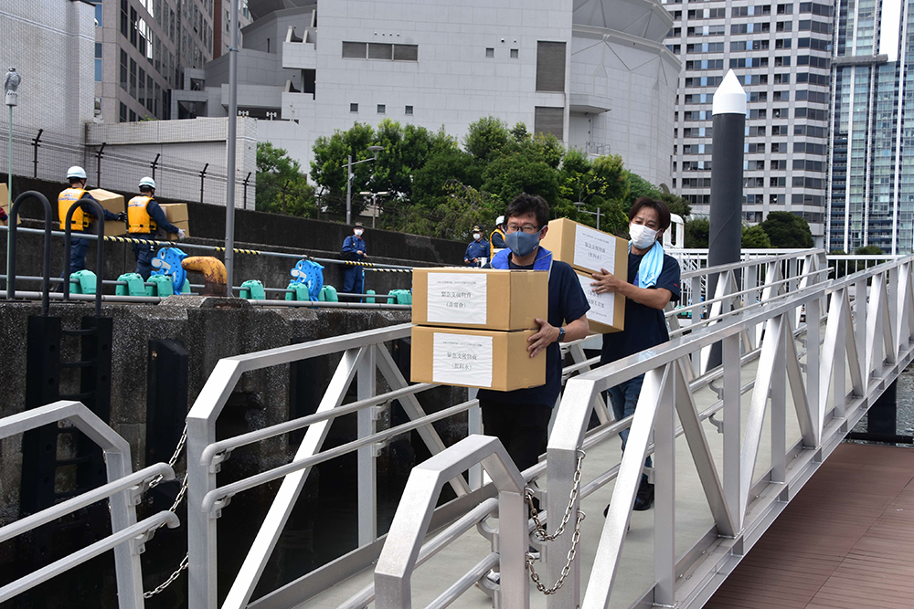 船に荷物を運ぶ