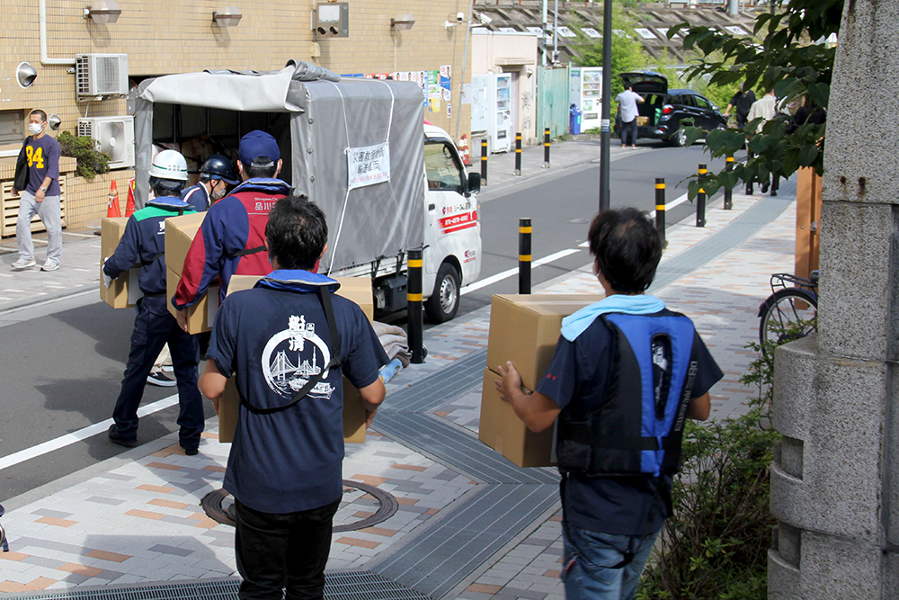 水路で運んだ物資をトラックへ