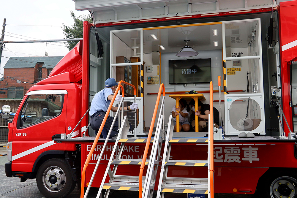 起震車で地震体験