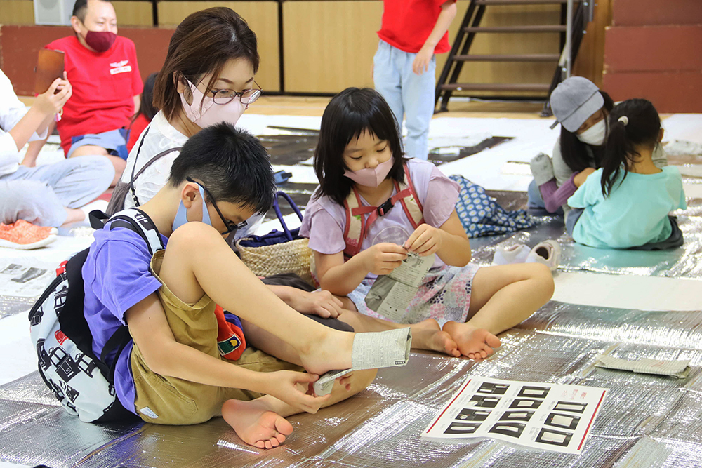 新聞紙でスリッパ作り