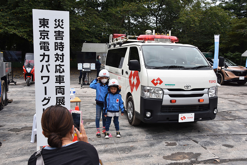 災害時対応車両の前で記念撮影