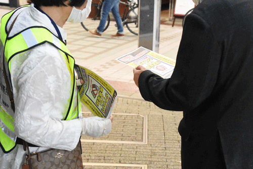 配っている様子