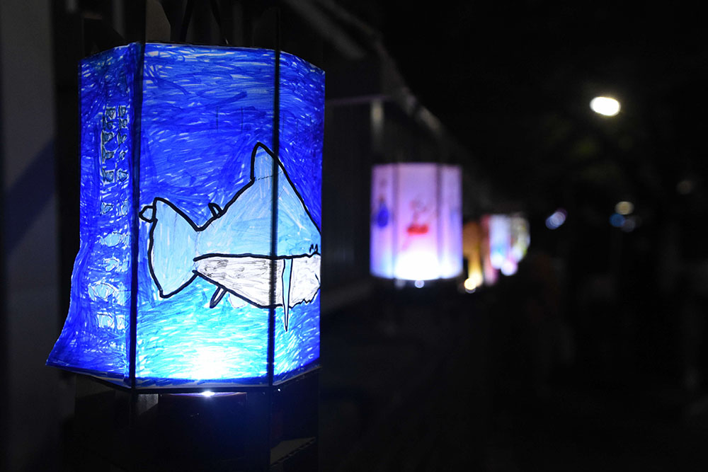 サメが書かれた灯篭